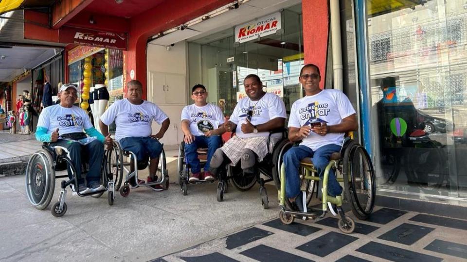 No centro de Macapá, DPE-AP e Associação dos Deficientes Físicos conscientizam comerciantes sobre acessibilidade