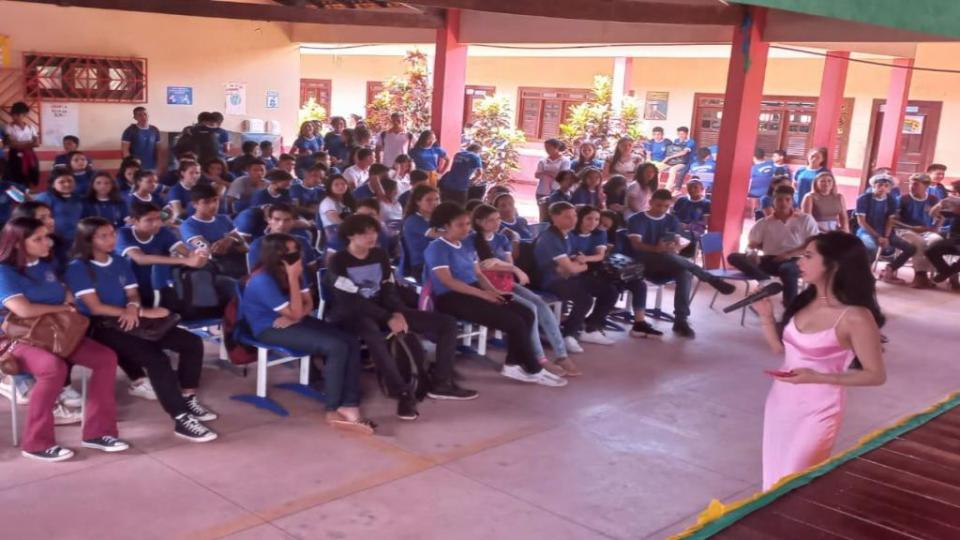 Defensora pública apresenta trabalho da DPE-AP para alunos de escola pública em Vitória do Jari