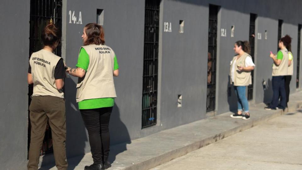 Novas defensoras e novo defensor conhecem instalações penitenciárias do Amapá durante curso de formação