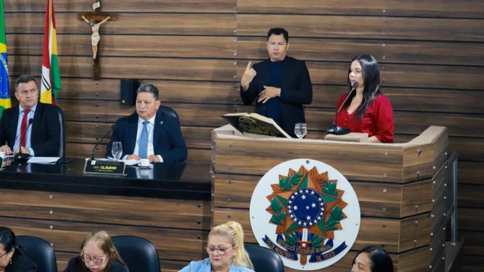 Subdefensora pública-geral fala sobre o papel da DPE na garantia de direitos das mulheres, na Câmara de Vereadores de Macapá