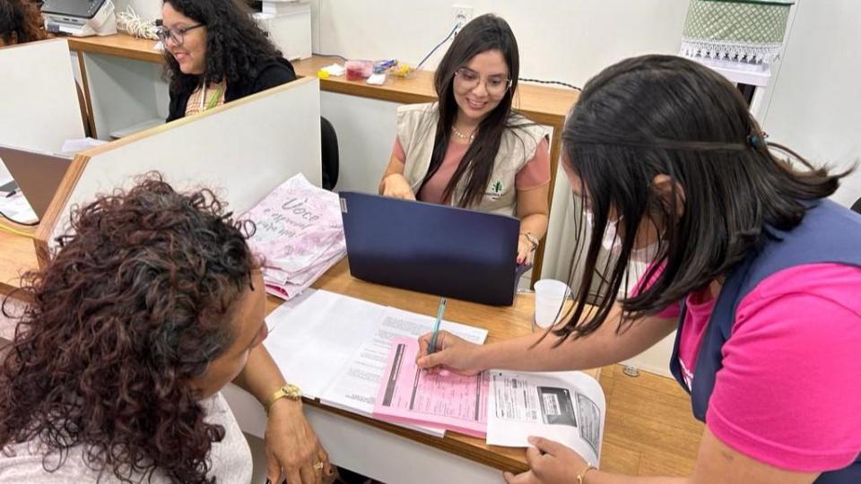 Encerrando o Outubro Rosa, Carreta da Defensoria leva atendimento jurídico e de saúde para mulheres em vulnerabilidade