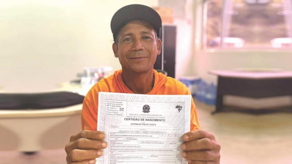 Recomeço: Com ajuda da DPE-AP, homem de 51 anos consegue 2ª via da certidão de nascimento para iniciar vida escolar