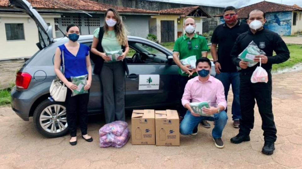 Membros da Defensoria Pública doam máscaras e produtos de higiene e limpeza para presos